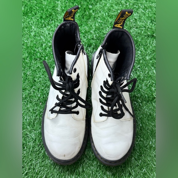 Dr. martens kids shoes Size 3‎ - Picture 3 of 9